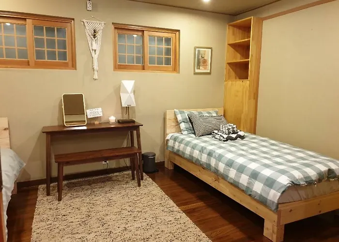 Отель типа "постель и завтрак" Female Only Slow Tree House Hongdae 2*