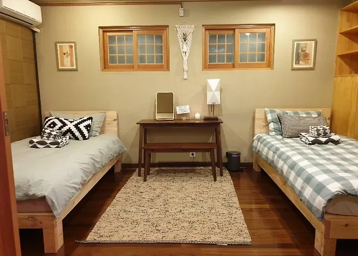 Female Only Slow Tree House Hongdae Сеул