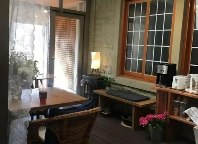 Female Only Slow Tree House Hongdae Отель типа "постель и завтрак" 2*