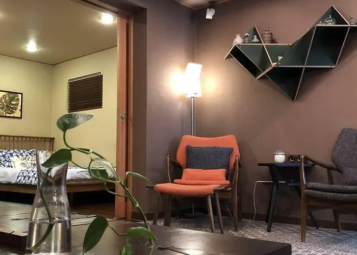 Отель типа "постель и завтрак" Female Only Slow Tree House Hongdae 2*