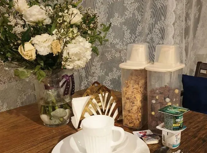 Отель типа "постель и завтрак" Female Only Slow Tree House Hongdae 2*